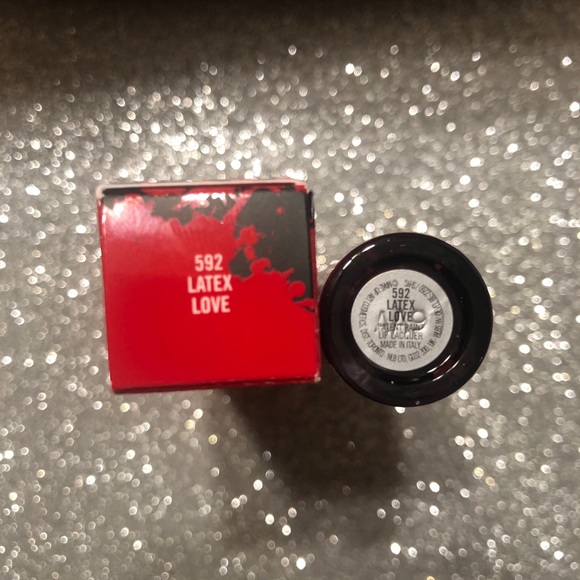 BNIB! MAC Patent Paint Lip lacquer Latex Love 592 - Picture 2 of 6